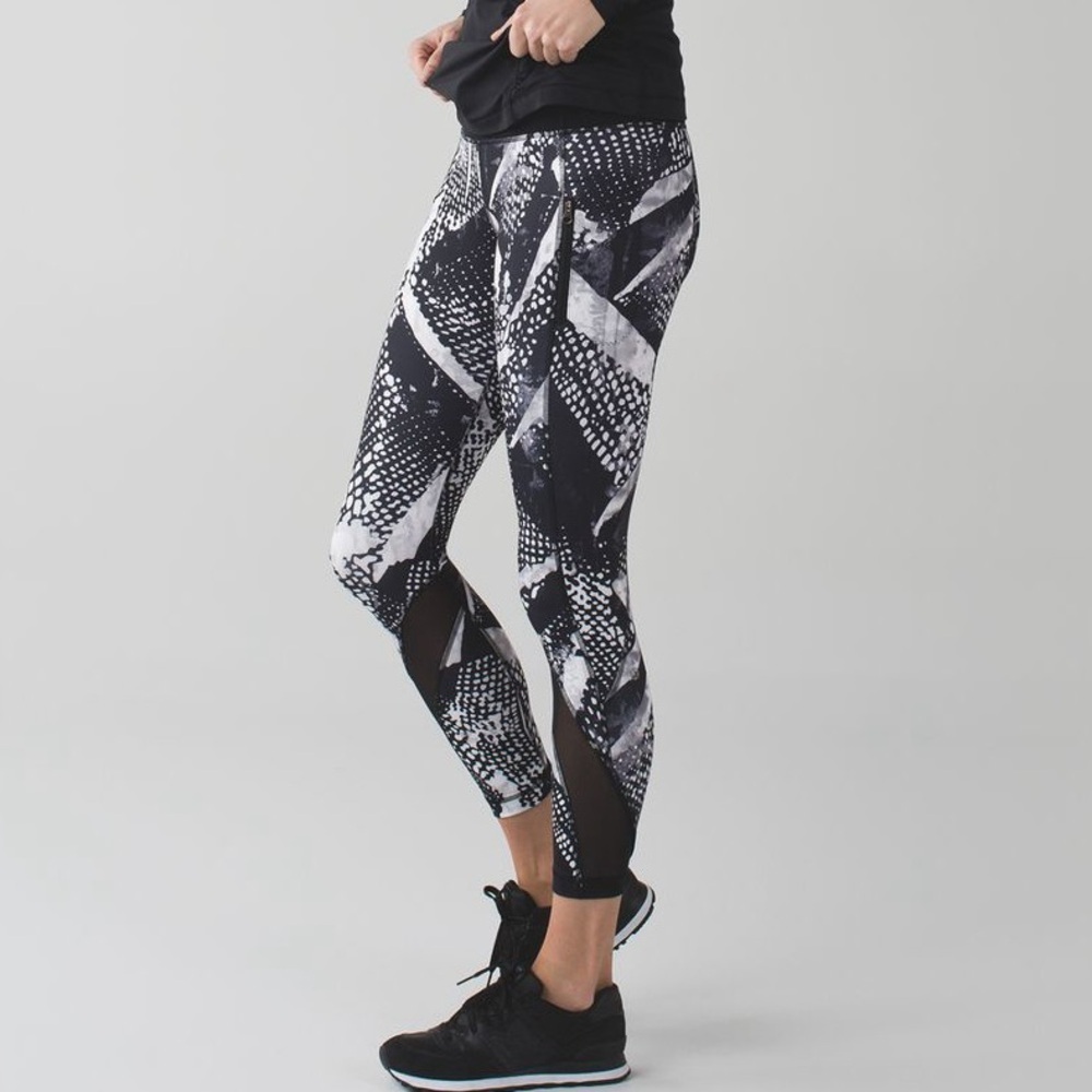 Lululemon Inspire Women’s Tight II size 4 legging Mesh Luxtreme White Black